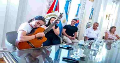 Javkin recibió a los artistas que representarán a Rosario en el 54° Certamen para Nuevos Valores del Festival de Cosquín