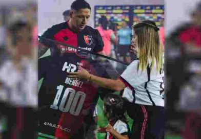 Regalo, familia y aplausos: Méndez llegó a los 100 partidos y el Coloso lo ovacionó