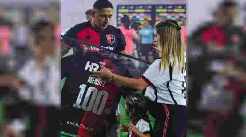 Regalo, familia y aplausos: Méndez llegó a los 100 partidos y el Coloso lo ovacionó