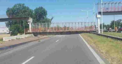 Un camión que transportaba una retroexcavadora chocó y derrumbó un puente peatonal en Circunvalación