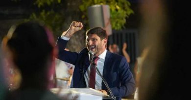 “Pullaro mentiroso”: El duro escrache docente que rompió la calma de un acto oficial en Esperanza