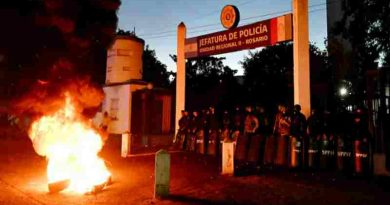 Ningún arreglo: Se mantiene la protesta policial con quema de gomas y una dura advertencia de los jefes