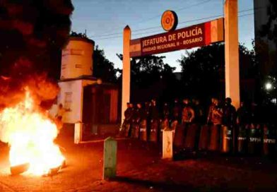 Ningún arreglo: Se mantiene la protesta policial con quema de gomas y una dura advertencia de los jefes