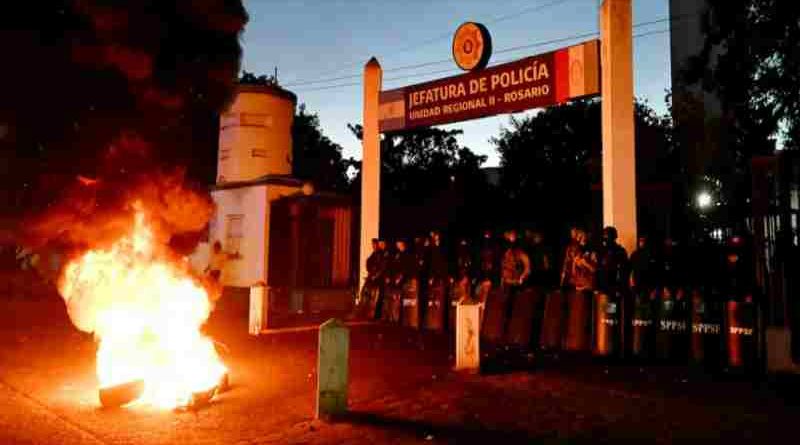 Ningún arreglo: Se mantiene la protesta policial con quema de gomas y una dura advertencia de los jefes