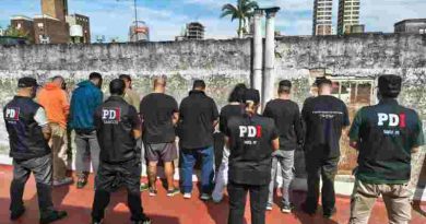 Desbarataron casa de apuestas ilegales en Santa Fe, hay ocho aprehendidos, secuestro de drogas, fichas de póker, pesos y dólares