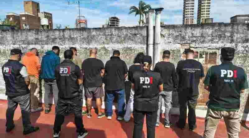 Desbarataron casa de apuestas ilegales en Santa Fe, hay ocho aprehendidos, secuestro de drogas, fichas de póker, pesos y dólares