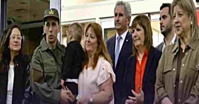 Nahuel Gallo llegó a Argentina y fue recibido por su esposa e hijo