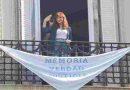 Cristina Kirchner colocó en su balcón una bandera con la consigna “Memoria, Verdad y Justicia”