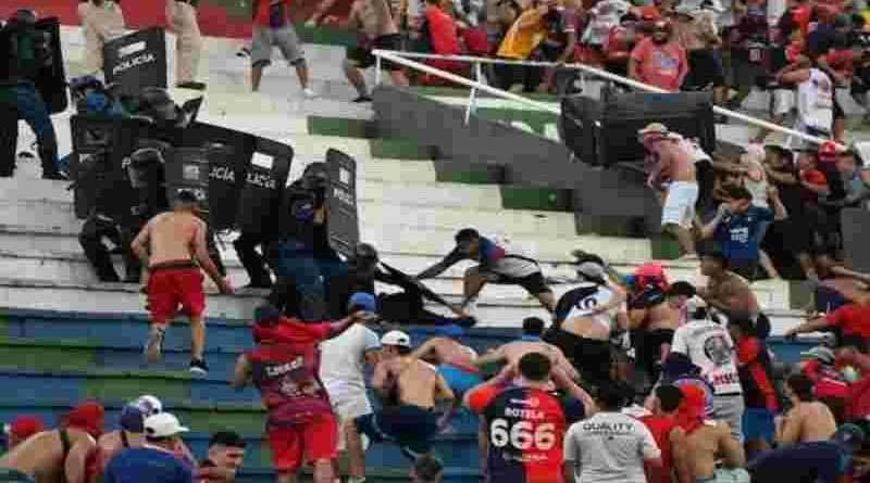 Caos en el Defensores del Chaco: suspendieron el clásico paraguayo por graves incidentes entre la policía y la hinchada