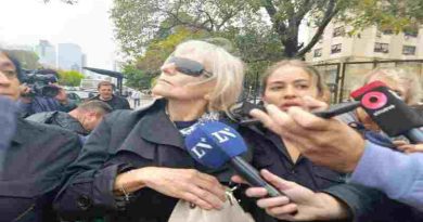 Las dos jubiladas que le prestaron dólares a Adorni aseguraron no conocerlo