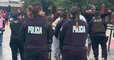 En cancha de Colón, una mujer detenida con pedido de captura, y otros tres hombres por disturbios, serán excluidos de los estadios