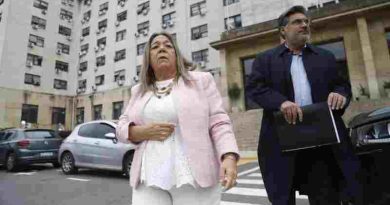 La escribana de Adorni no dio declaraciones a la prensa: “Ya contesté las preguntas”