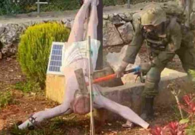 Repudio mundial: Soldado israelí destruye estatua de Jesús en el sur del Líbano