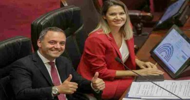 Carolina Losada intentó defender a Manuel Adorni y el periodista Daniel Rinaldi la dejó sin palabras