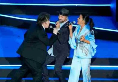 Casi un rockstar en la tierra de Moises: Milei cantó la canción “Libre” de Nino Bravo en Israel