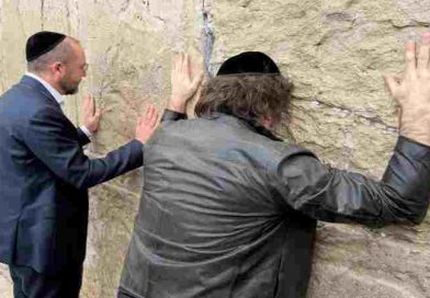 Javier Milei llegó a Israel y pasó por el Muro de los Lamentos