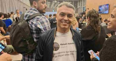 “A deslomarse que esas cuotas no se pagan solas”: la sarcástica frase en la remera de Paulón dedicada a Adorni