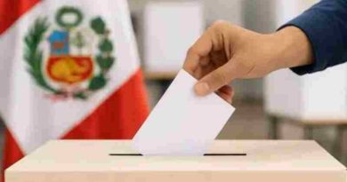 Perú elige: Más de 52.000 personas votan un día después de las elecciones tras demoras en llegada de material electoral
