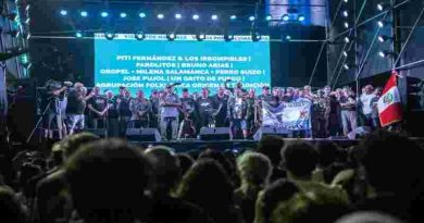 Vigilia: una multitud se reunió en el Monumento para homenajear a los caídos en Malvinas