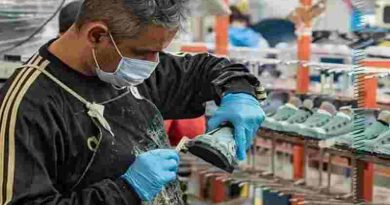 John Foos echa a los 50 empleados que quedaban y trae zapatillas de China