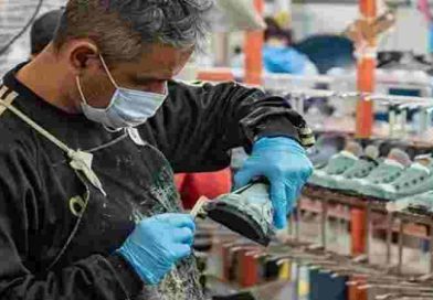 John Foos echa a los 50 empleados que quedaban y trae zapatillas de China