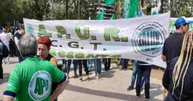 No Docentes de la UNR movilizan en la gran marcha universitaria pero no realizan medidas de fuerza