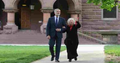 Margaret Atwood recibió en Toronto el III Premio de Poesía Joan Margarit