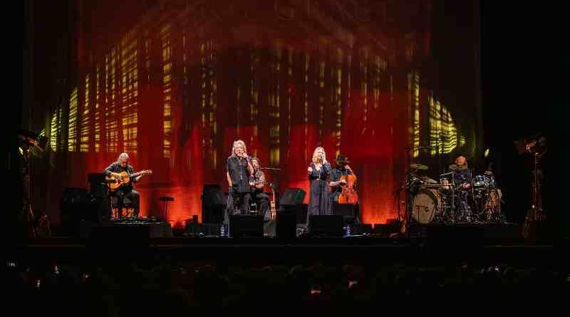 Historia viva del rock internacional: Robert Plant brindó un recital solemne en Rosario