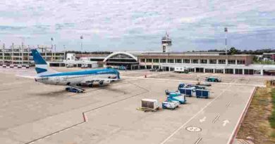 Intentaron tener sexo en un avión y terminaron detenidos por exhibicionismo en Rosario