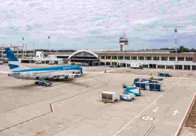 Ordenan eliminar fotos y datos de la mujer tras el escándalo sexual a bordo de un avión en Rosario