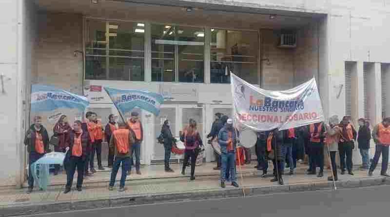 La Bancaria Rosario se movilizó contra un despido sin causa y Sergio Rivolta advirtió que “puede ser la punta del iceberg”
