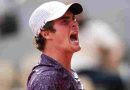 Fonseca eliminó a Djokovic en una remontada épica y avanzó a octavos en Roland Garros