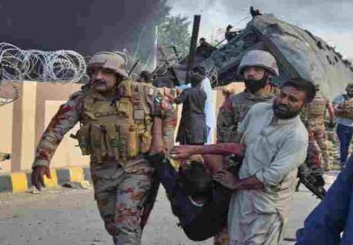 Pakistán: un ataque terrorista contra un tren militar generó una masacre con 24 muertos