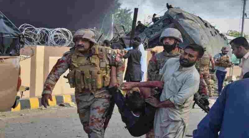 Pakistán: un ataque terrorista contra un tren militar generó una masacre con 24 muertos