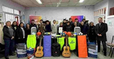 El gobierno provincial llevó a escuelas del sur santafesino elementos comprados con fondos de bienes incautados al delito