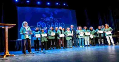 Javkin entregó la Orden del Rosario a voluntariados de la Maternidad Martin y los hospitales Vilela y Sáenz Peña