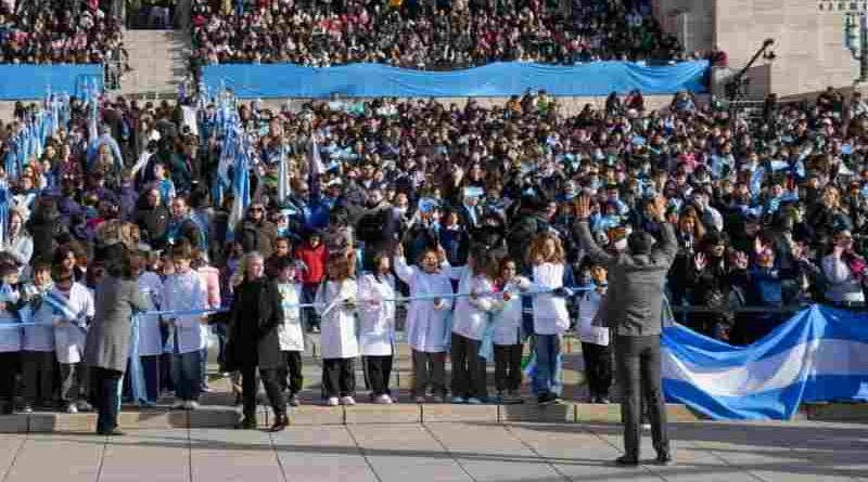 Día histórico: el gobernador Pullaro dejó inaugurada la restauración del Monumento a la Bandera