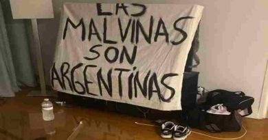 La historia de la bandera de Malvinas que terminó en manos de los jugadores argentinos
