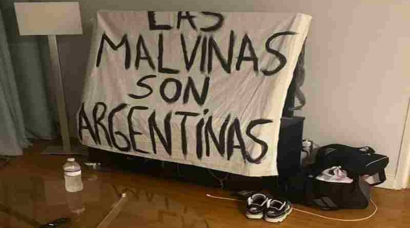 La historia de la bandera de Malvinas que terminó en manos de los jugadores argentinos