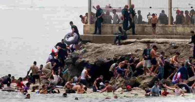 España despliega unidades militares para apoyar operaciones fronterizas en Ceuta por aumento en número de migrantes