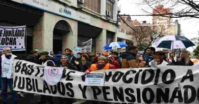 Masiva marcha de gremios rosarinos en Rosario en apoyo a los jubilados