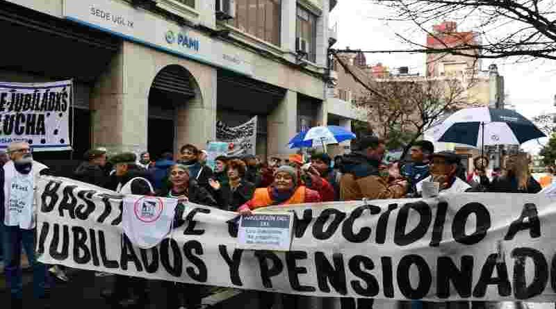 Masiva marcha de gremios rosarinos en Rosario en apoyo a los jubilados