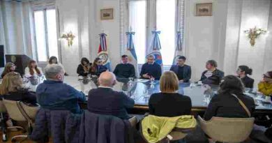 Javkin firmó el decreto que convierte a la MicroFeria de Arte en política pública permanente