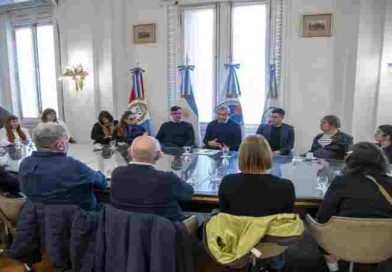 Javkin firmó el decreto que convierte a la MicroFeria de Arte en política pública permanente