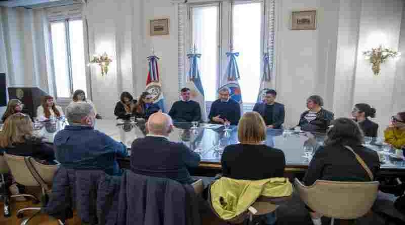 Javkin firmó el decreto que convierte a la MicroFeria de Arte en política pública permanente