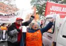 La CGT y las dos CTA marcharon junto a los jubilados con críticas al Gobierno