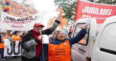 La CGT y las dos CTA marcharon junto a los jubilados con críticas al Gobierno