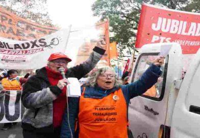 La CGT y las dos CTA marcharon junto a los jubilados con críticas al Gobierno