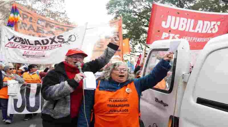 La CGT y las dos CTA marcharon junto a los jubilados con críticas al Gobierno