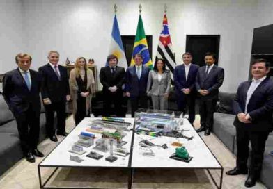 Javier Milei acompaña a Flávio Bolsonaro en Brasil: “Vinimos a acompañar la ola azul”
